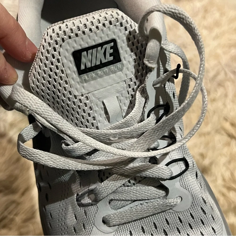 NIKE FLEX 2017 RUN Training Shoes in gray